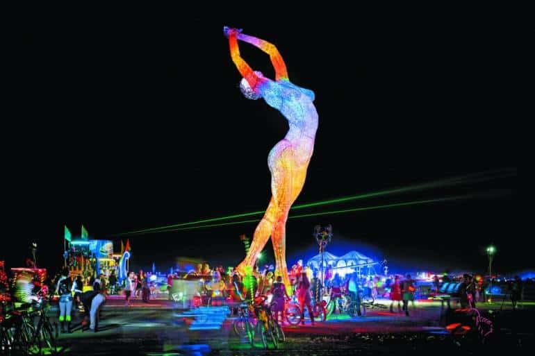 Статуя фигуры девушки