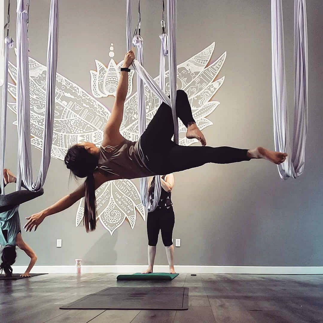 Антигравити йога в гамаках