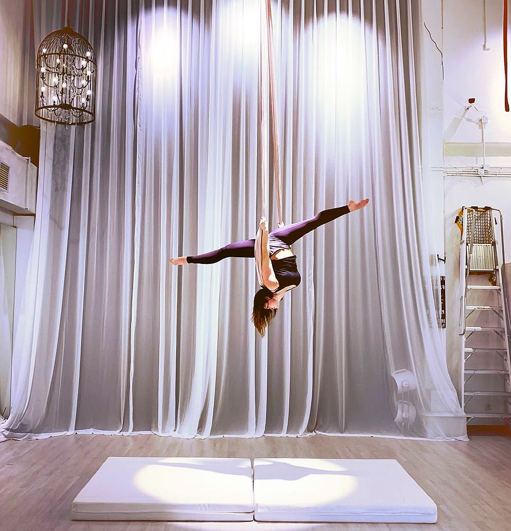 Расслабляющая йога в гамаках