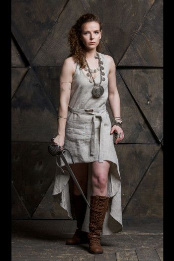 Льняное платье серого цвета